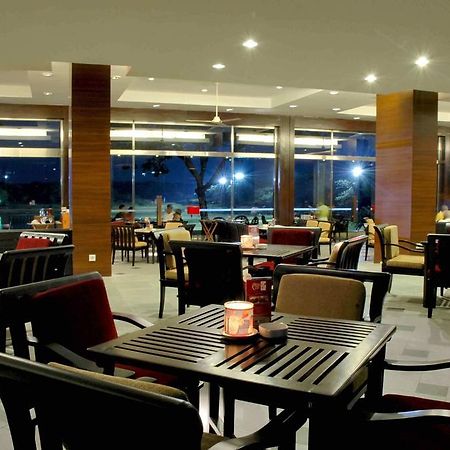 Ciputra Golf, Club & Hotel Surabaya Restaurante foto