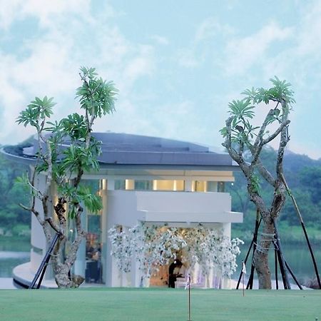 Ciputra Golf, Club & Hotel Surabaya Exterior foto
