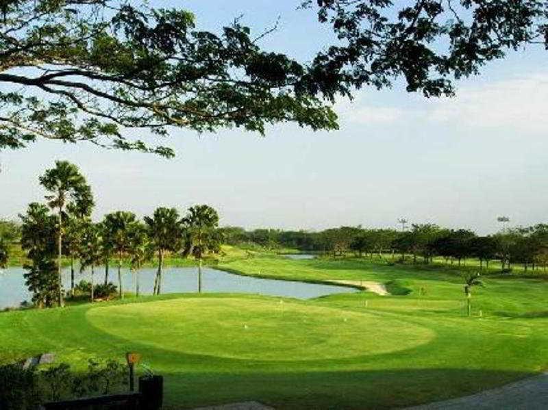 Ciputra Golf, Club & Hotel Surabaya Facilidades foto