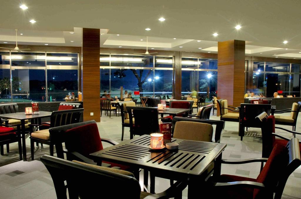 Ciputra Golf, Club & Hotel Surabaya Restaurante foto
