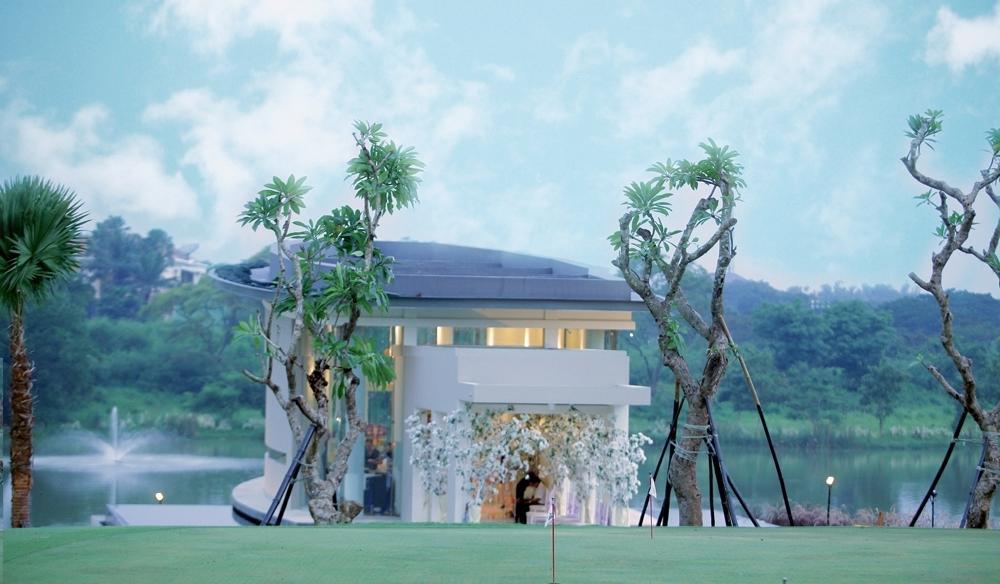 Ciputra Golf, Club & Hotel Surabaya Exterior foto